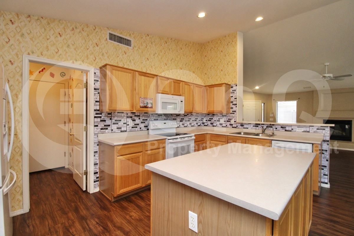 624 S 108th Pl - Photo 4 of 20