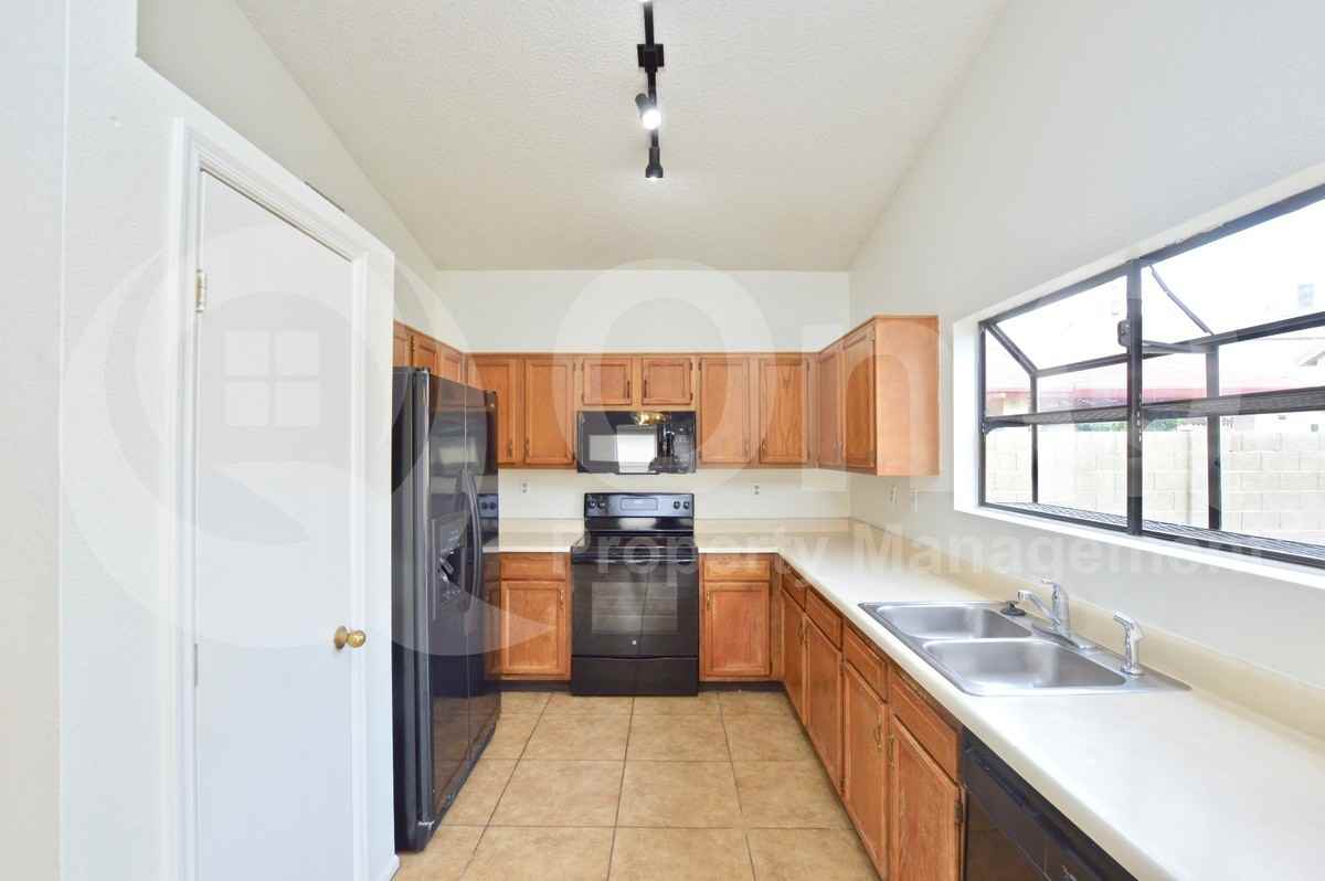 10026 W Roma Ave - Photo 3 of 21