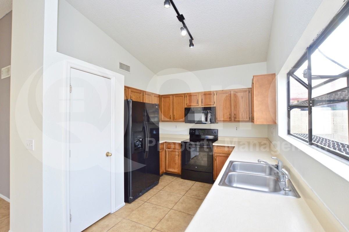 10026 W Roma Ave - Photo 4 of 21