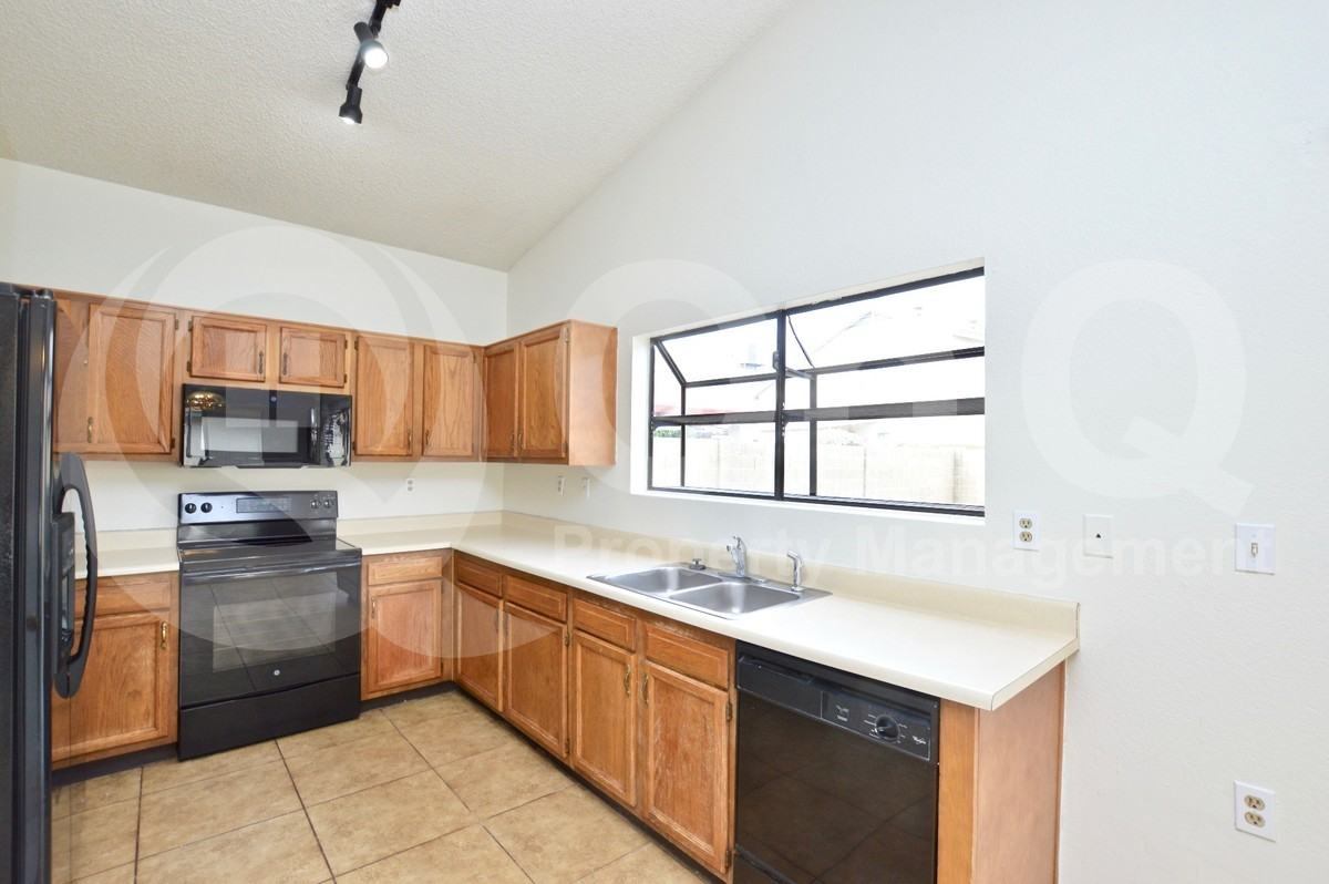 10026 W Roma Ave - Photo 5 of 21