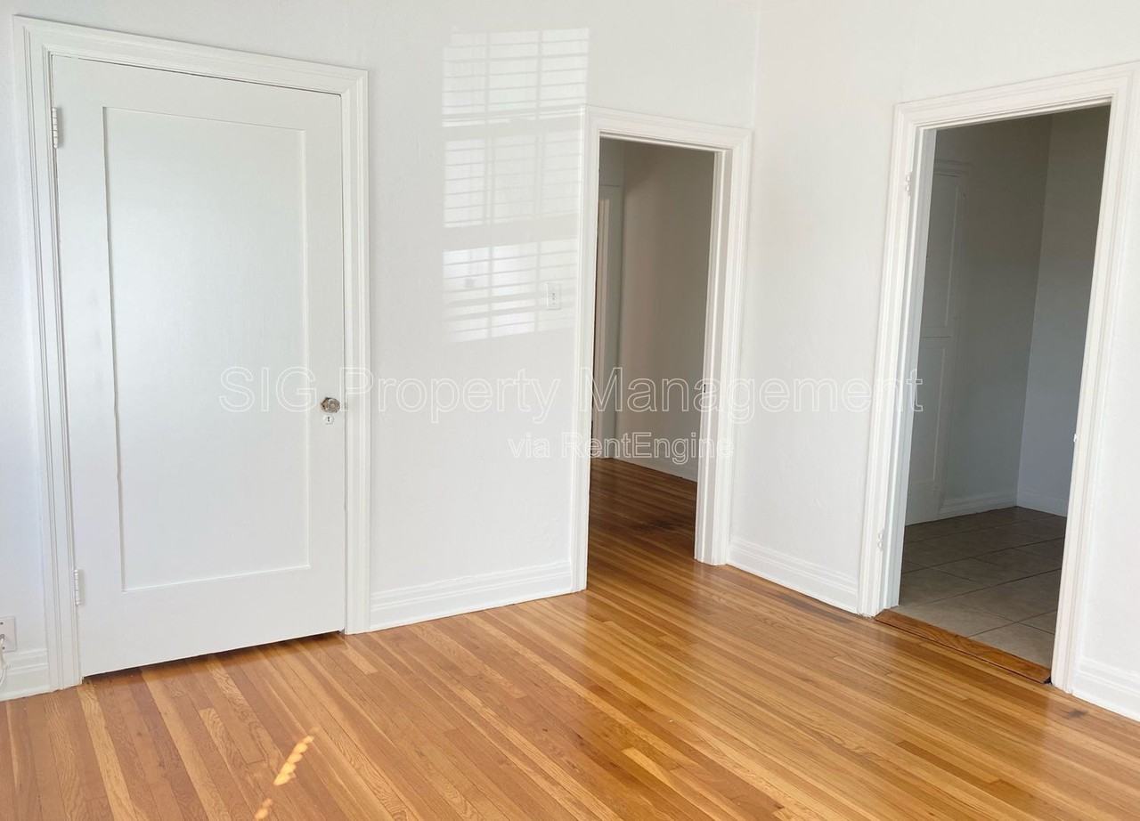 1157 N Maryland Ave #2 - Photo 3 of 11