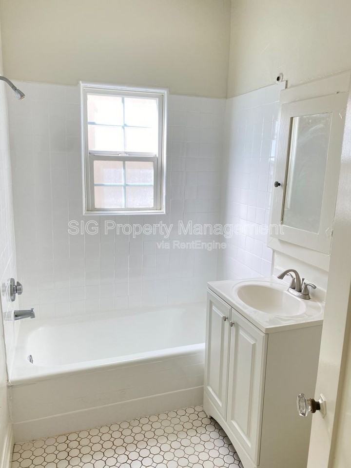 1157 N Maryland Ave #2 - Photo 5 of 11