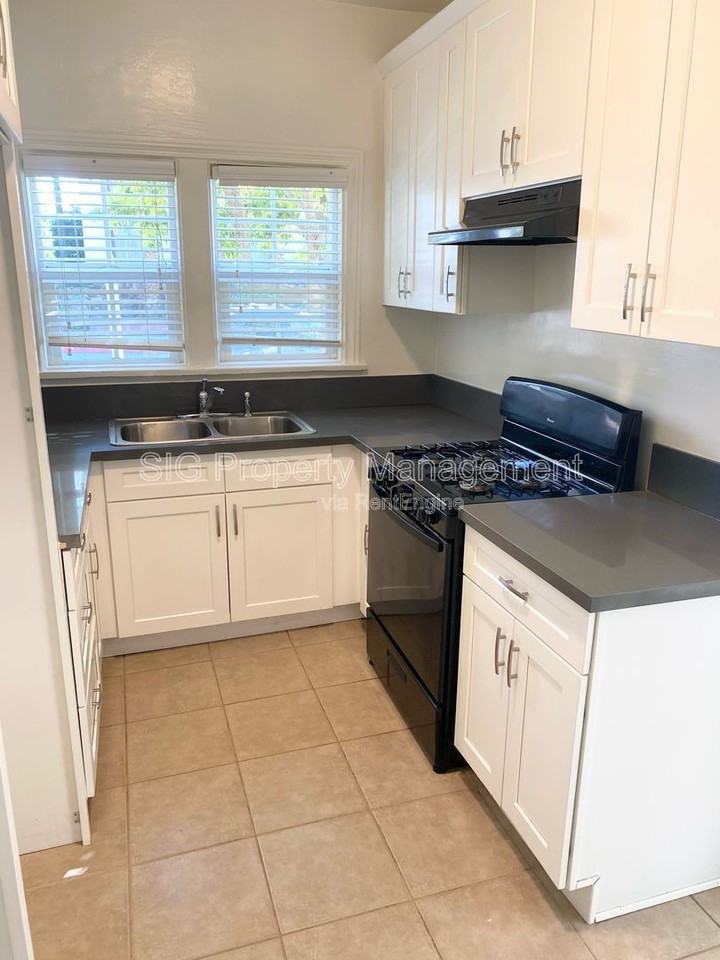 1157 N Maryland Ave #2 - Photo 6 of 11
