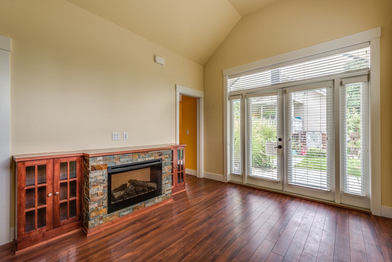 328 20th St E - Photo 4 of 34