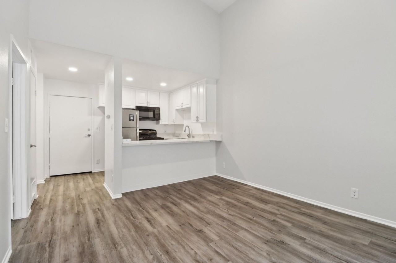 311 South New Hampshire Avenue - Photo 4 of 22