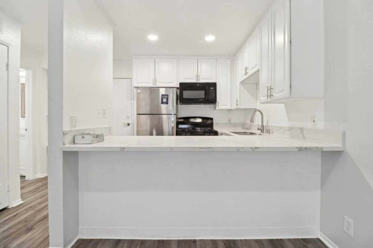 311 South New Hampshire Avenue - Photo 5 of 22