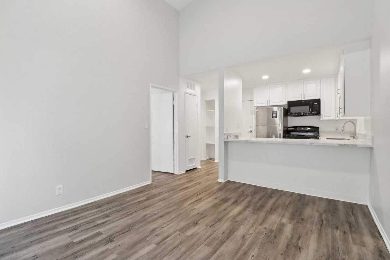 311 South New Hampshire Avenue - Photo 6 of 22