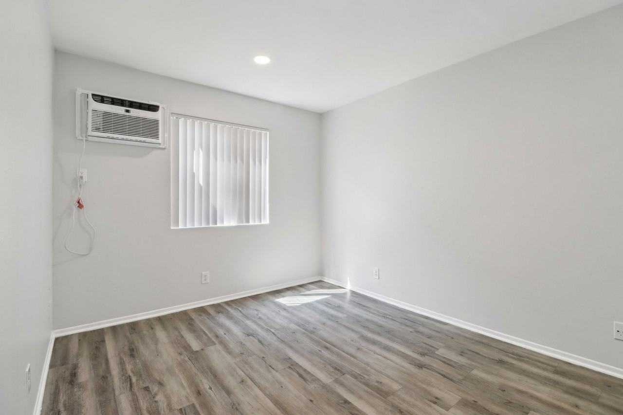 311 South New Hampshire Avenue - Photo 7 of 22