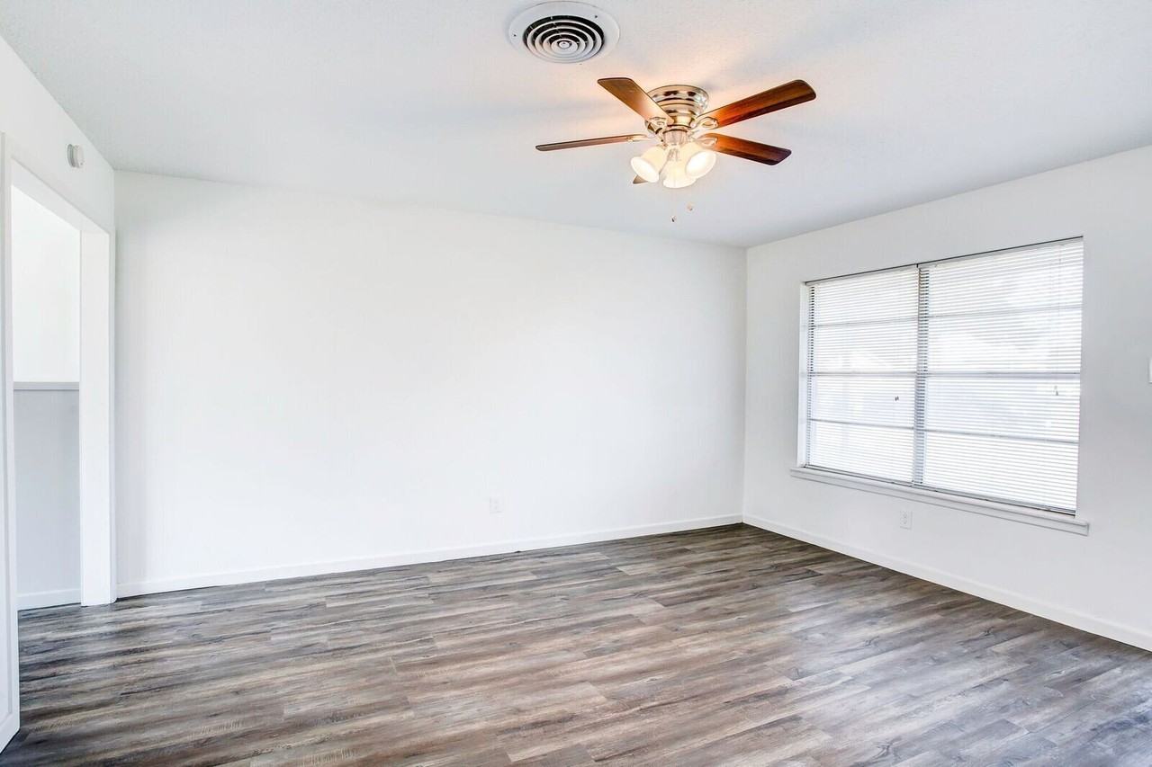 5455 6th Pl - Photo 4 of 13