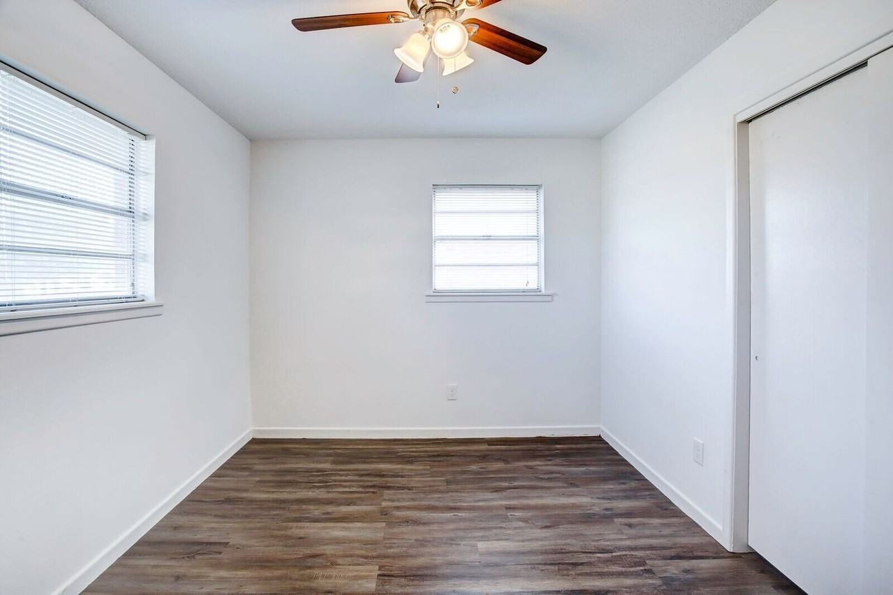 5455 6th Pl - Photo 7 of 13