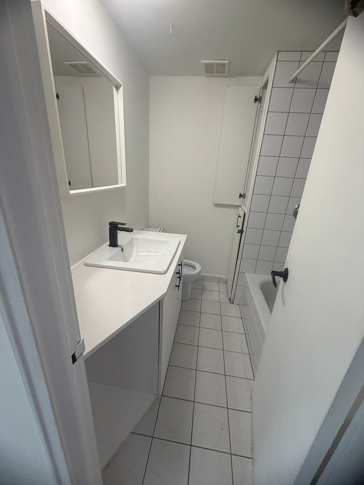 2300 2e Avenue — photo 2