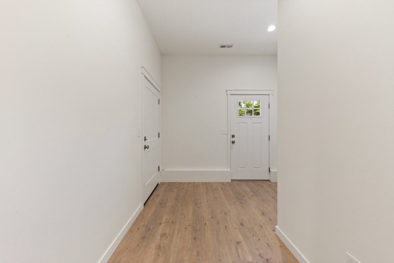 210 Se Ford St - Photo 5 of 33
