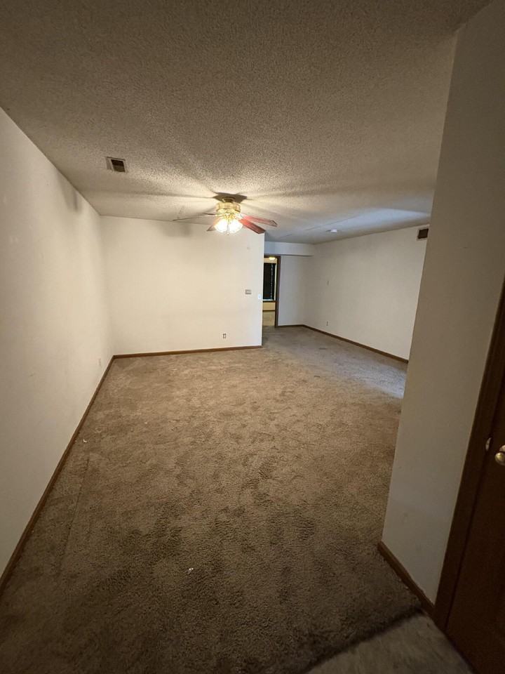 1602 Paris Rd #6 - Photo 2 of 11