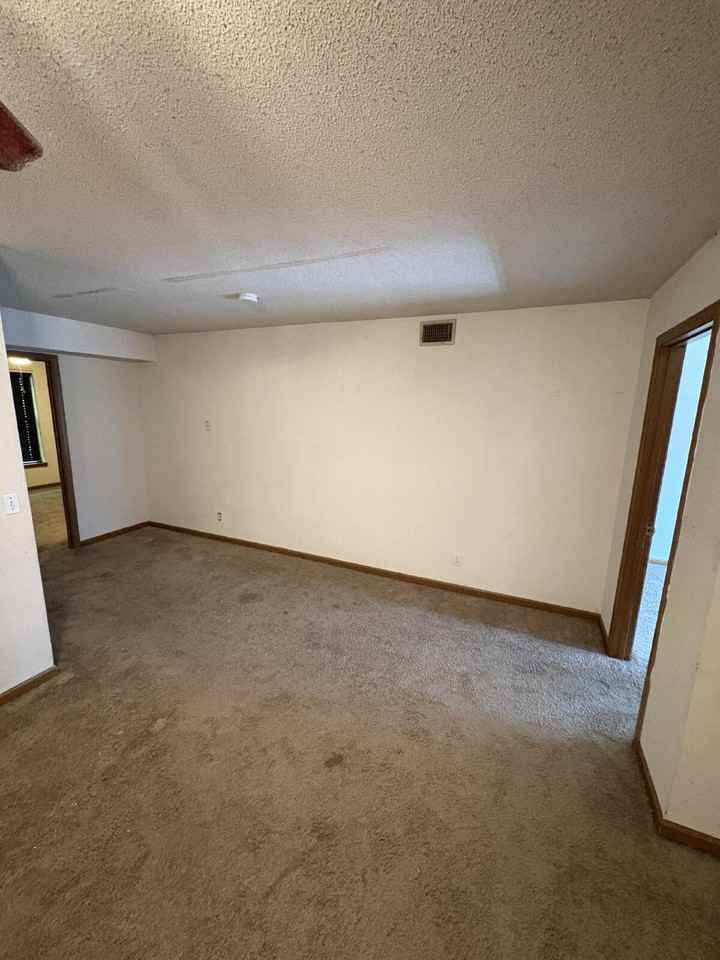 1602 Paris Rd #6 - Photo 3 of 11