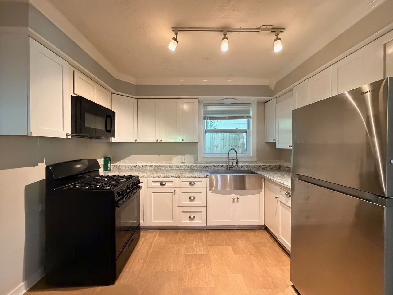 400 Lewis St - Photo 6 of 20