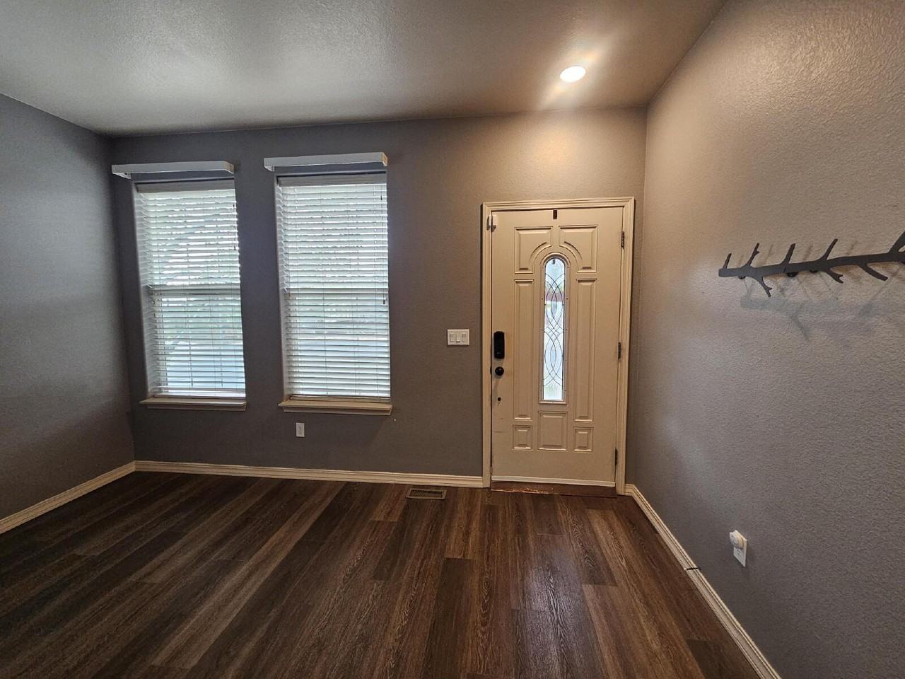 21206 Tallman Ct - Photo 5 of 37