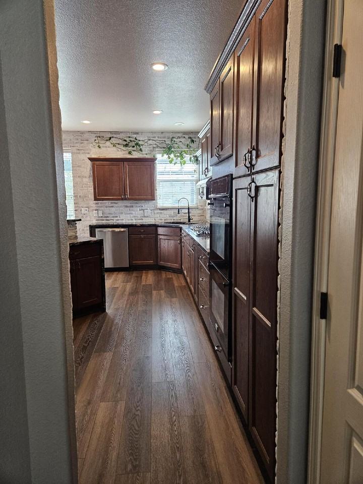 21206 Tallman Ct - Photo 7 of 37