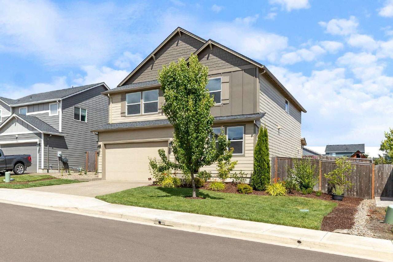 1722 N Kalapuya Pl - Photo 2 of 50
