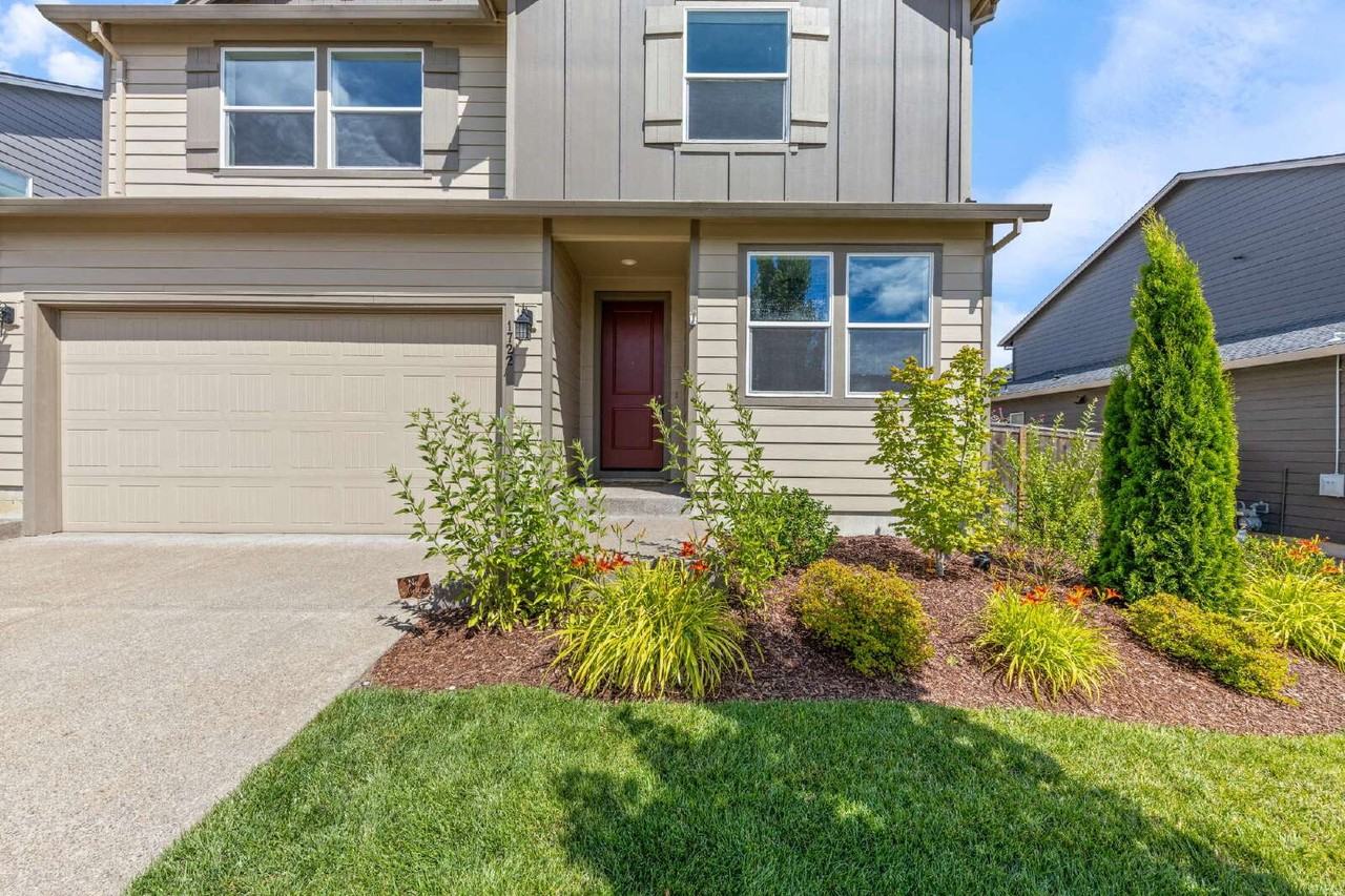 1722 N Kalapuya Pl - Photo 3 of 50