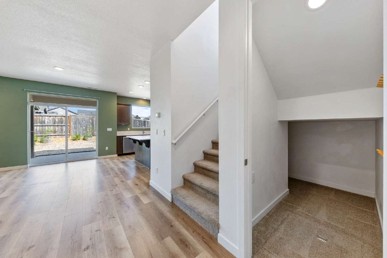 1722 N Kalapuya Pl - Photo 4 of 50