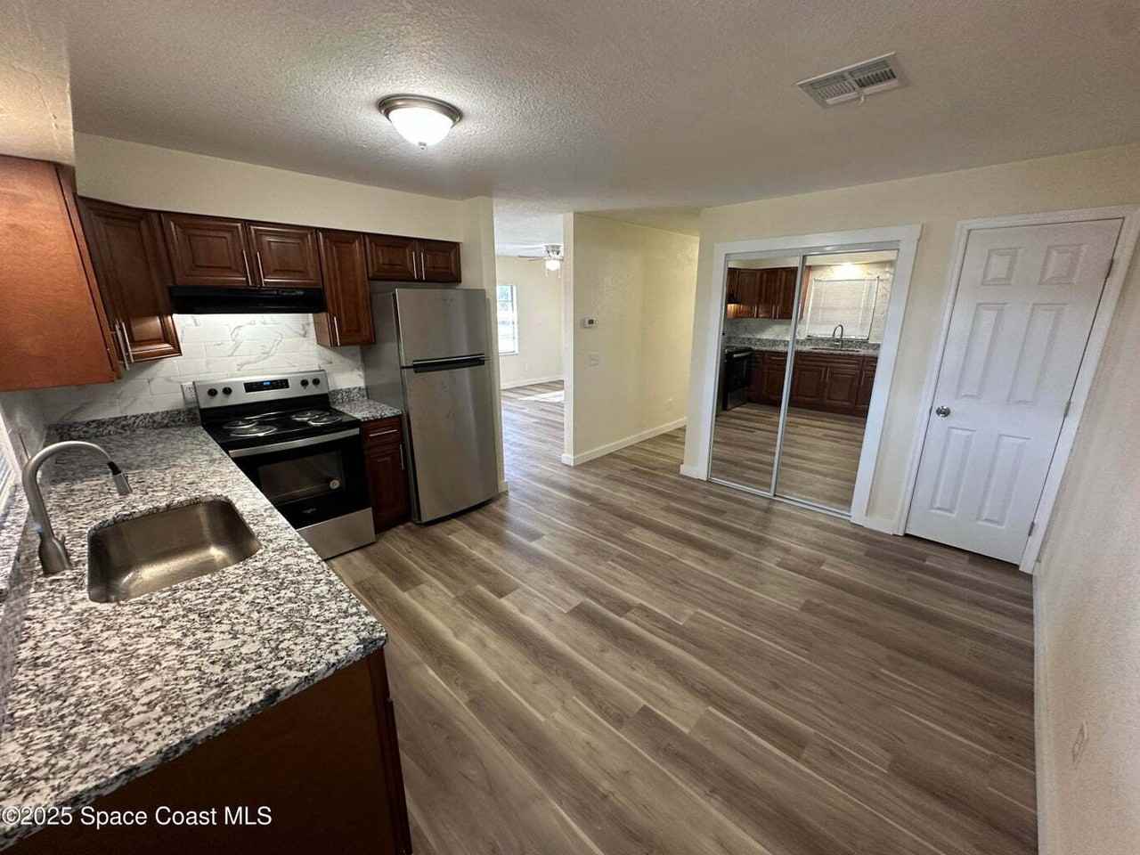565 Jackson Ave - Photo 3 of 14