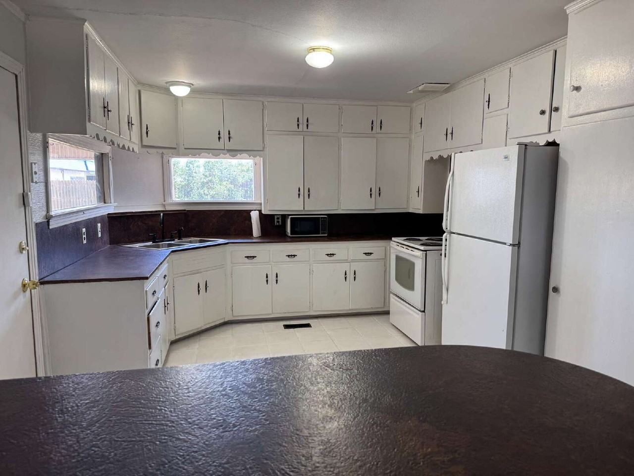 2407 33rd St - Photo 5 of 15