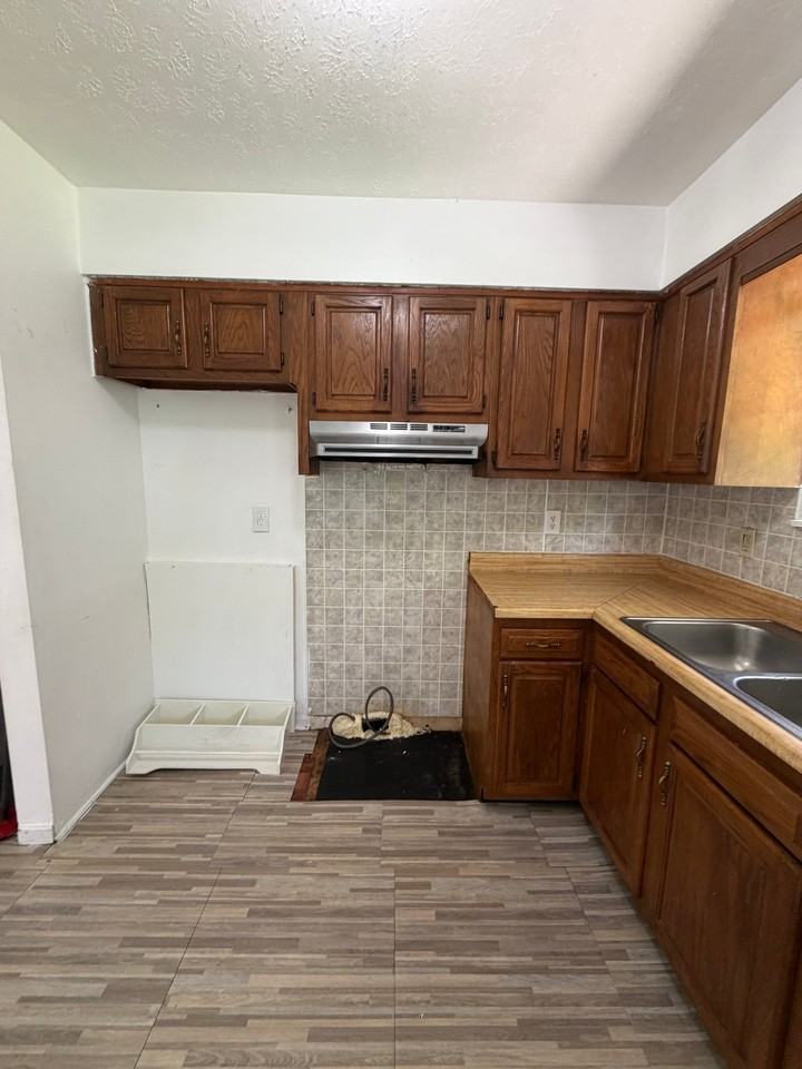 5904 Carmelwood Cir - Photo 3 of 21