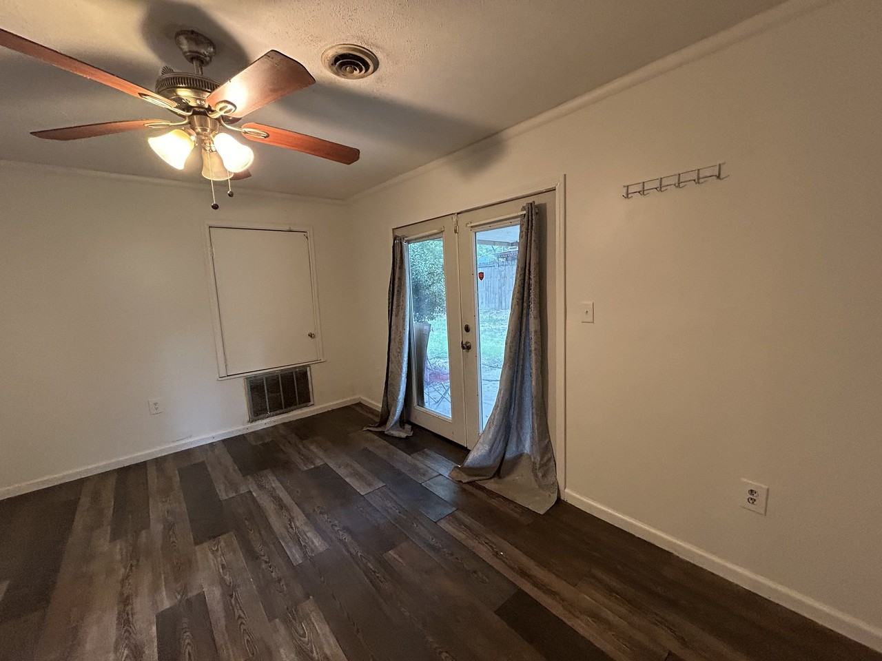 1102 Wooddell Dr - Photo 2 of 7