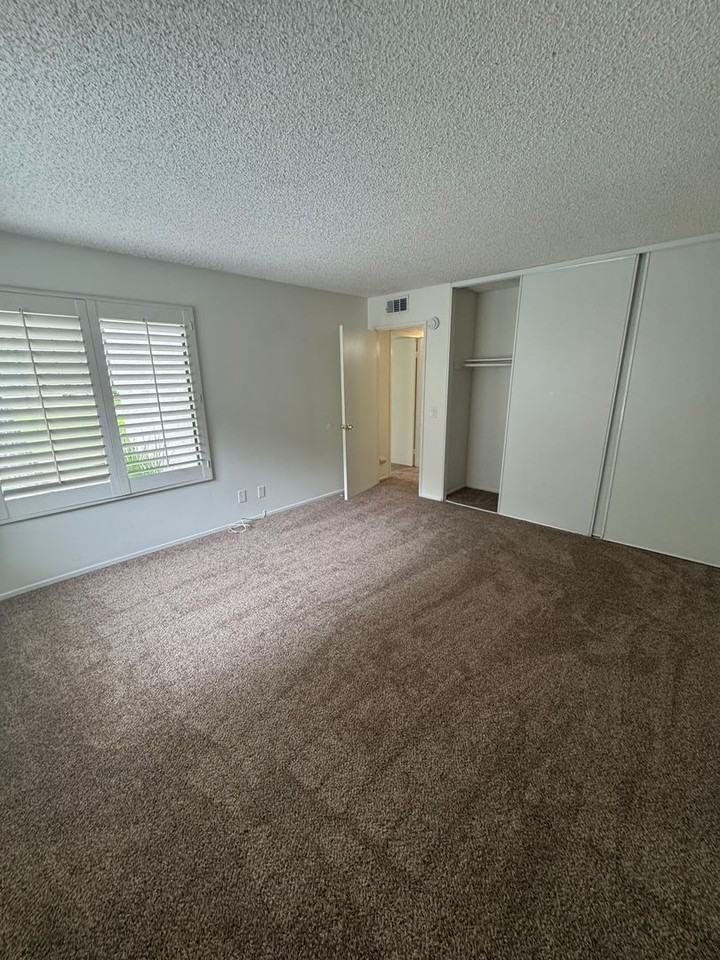 1735 E Washington St #E11 - Photo 3 of 13