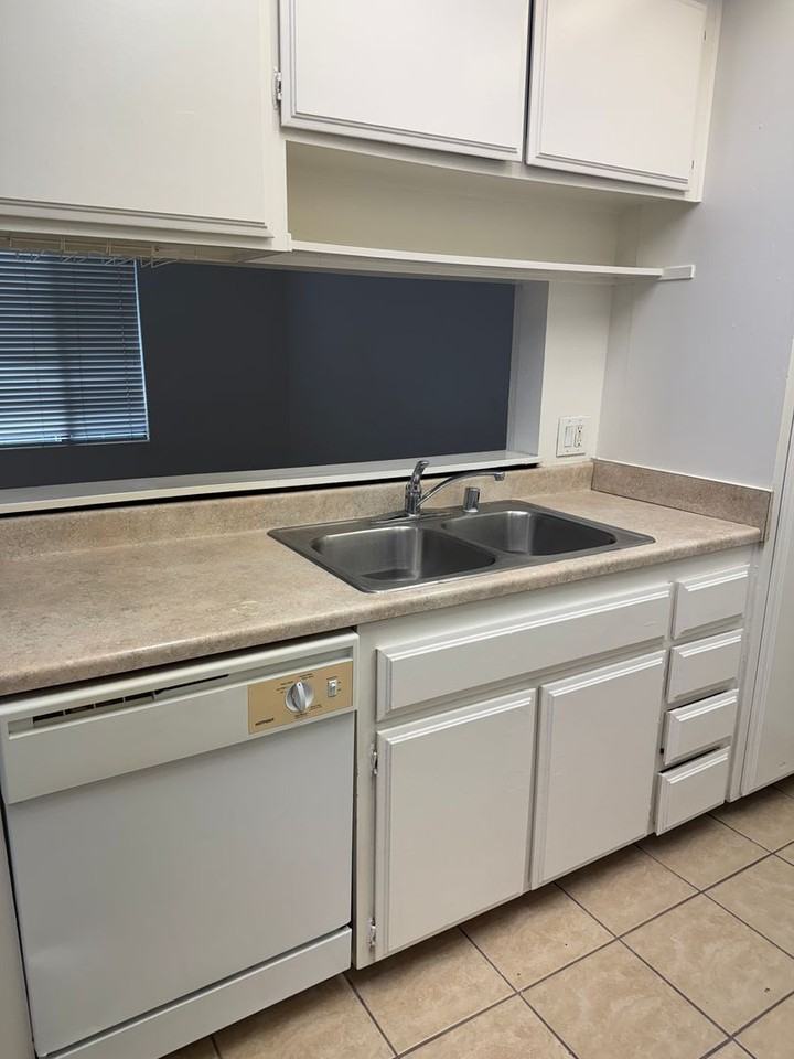 1735 E Washington St #E11 - Photo 4 of 13
