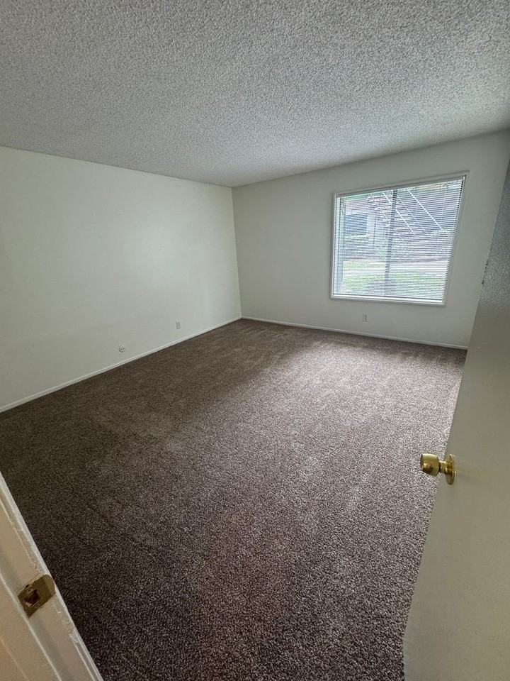 1735 E Washington St #E11 - Photo 5 of 13