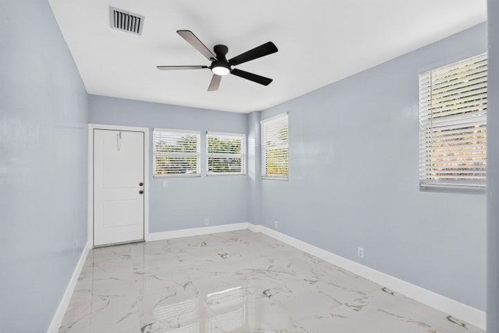 1531 Northeast 33rd Street - Photo 3 of 8