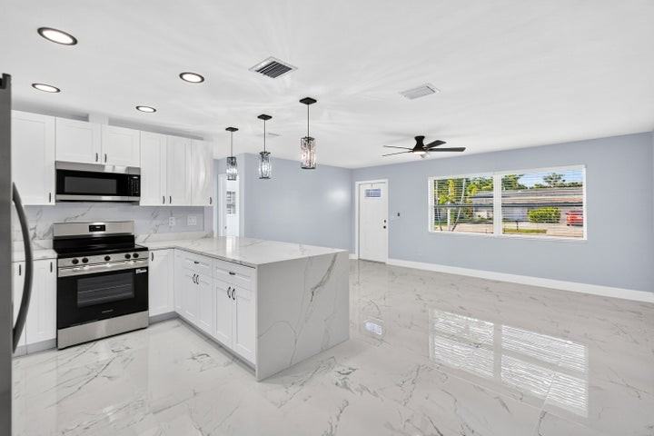 1531 Northeast 33rd Street - Photo 4 of 8
