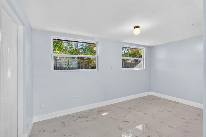 1531 Northeast 33rd Street - Photo 5 of 8