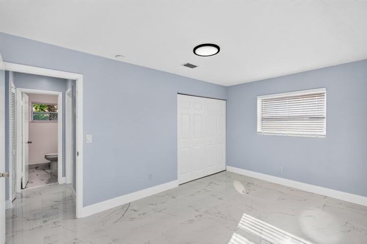 1531 Northeast 33rd Street - Photo 6 of 8