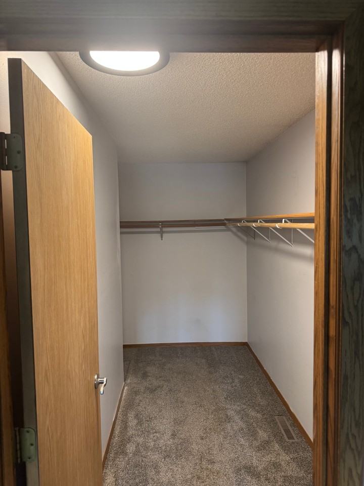 11139 Edgewood Cir N - Photo 6 of 20