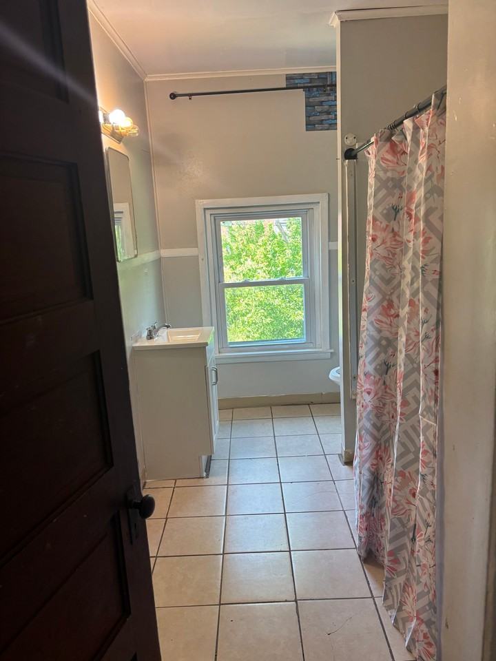 1224 Niagara St #2 - Photo 7 of 9