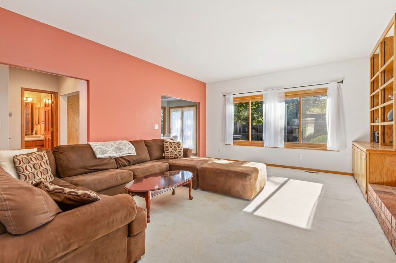 3761 Bromley Dr - Photo 6 of 20