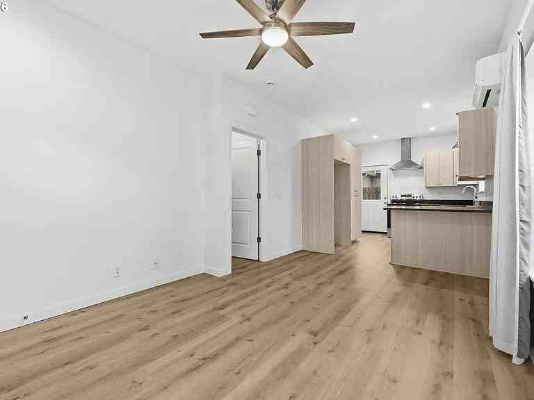 5592 Burnett Ave #B - Photo 4 of 30
