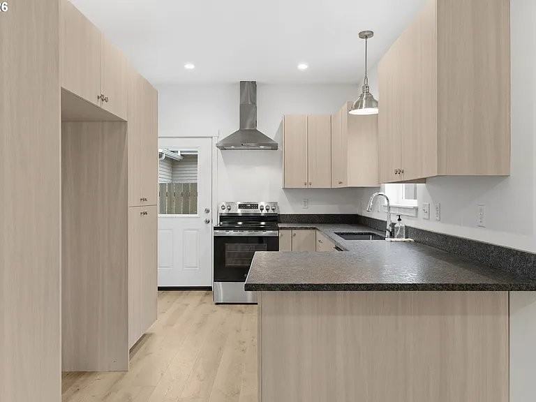 5592 Burnett Ave #B - Photo 7 of 30