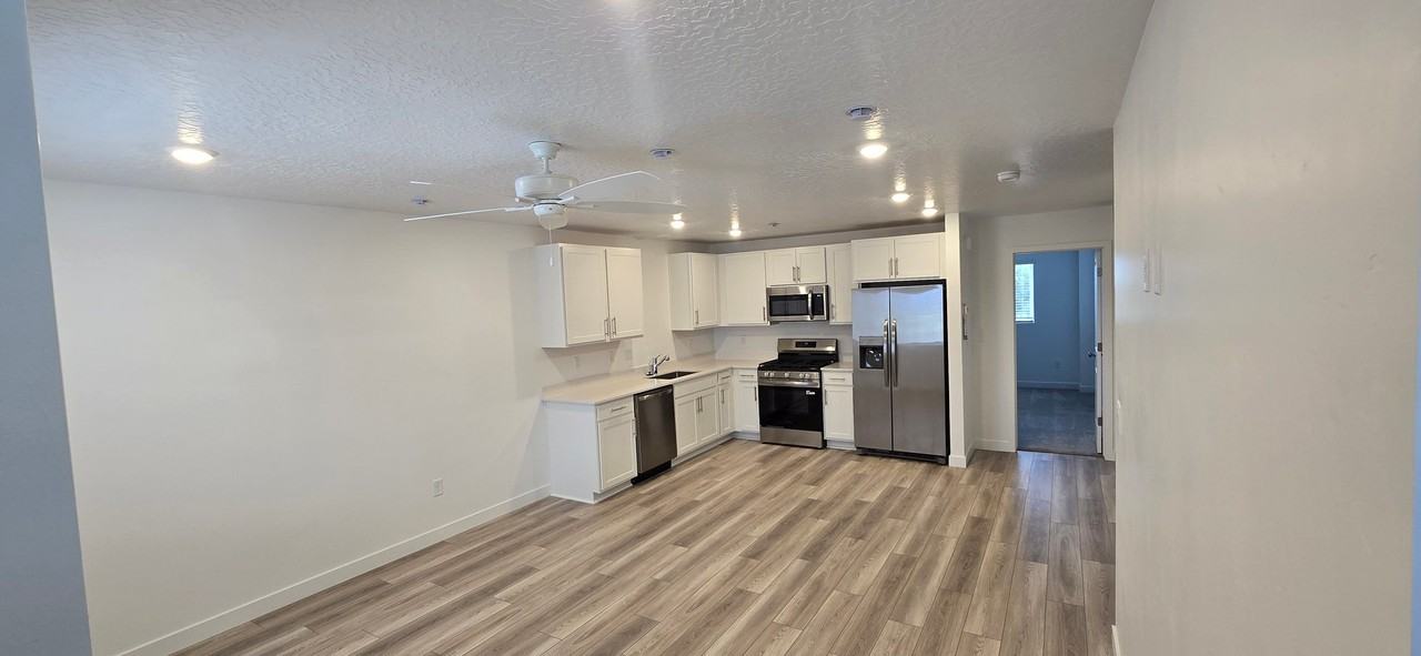 684 W Empress St - Photo 4 of 19