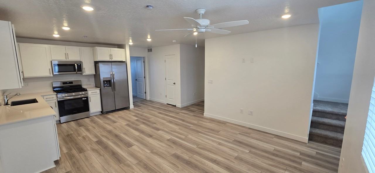 684 W Empress St - Photo 5 of 19