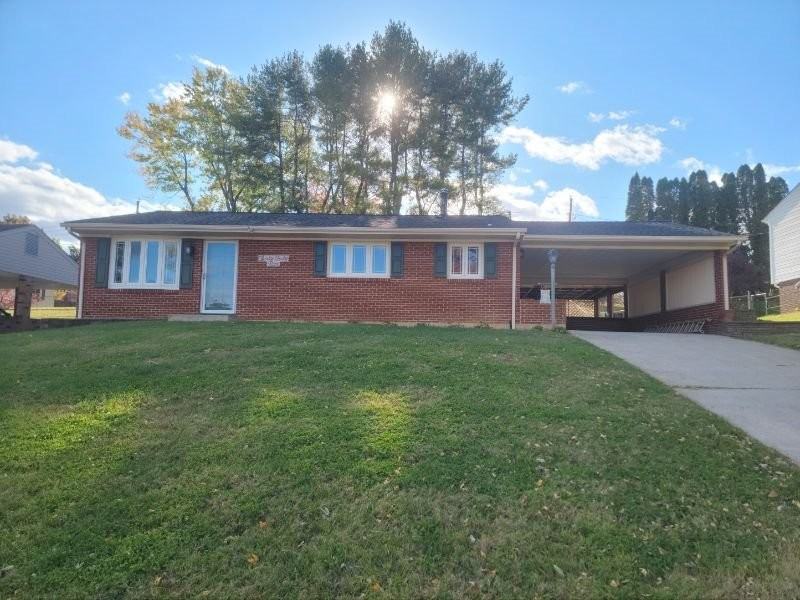 3049 Parham Dr - Photo 2 of 15