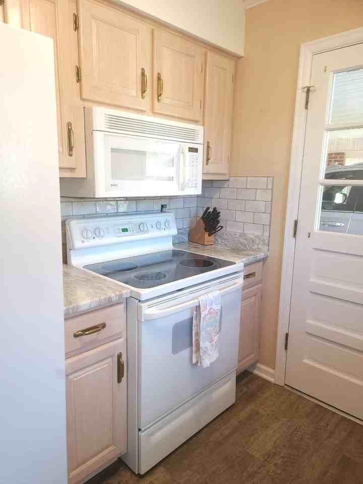 3049 Parham Dr - Photo 6 of 15