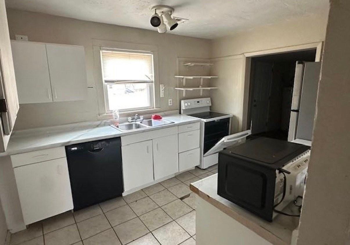 520 N Illinois St - Photo 2 of 6