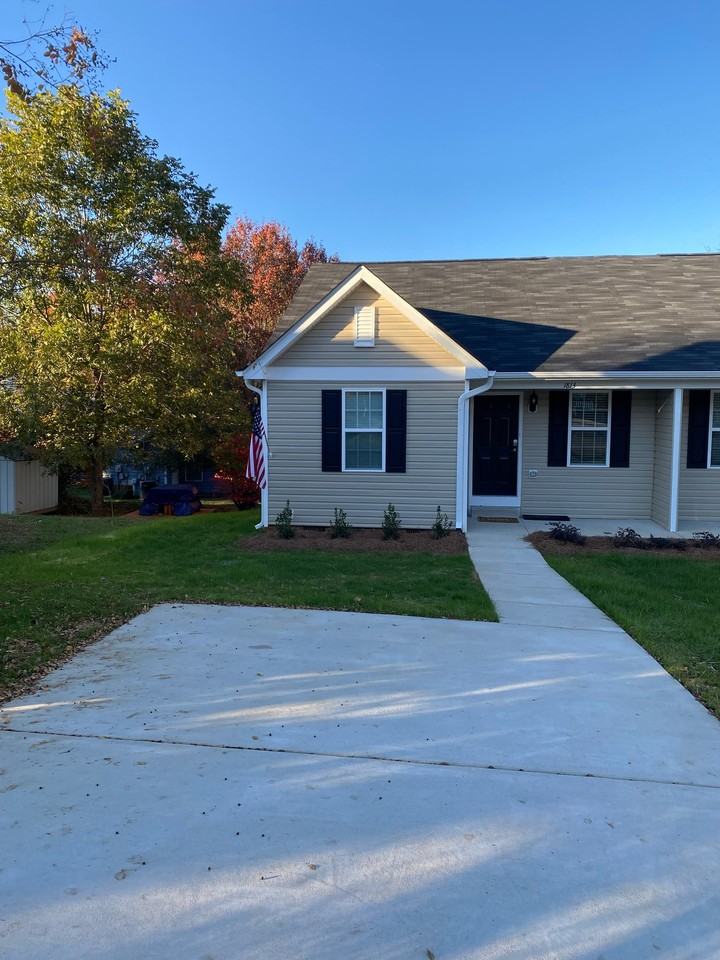 1813 Alyssum Pl - Photo 2 of 12