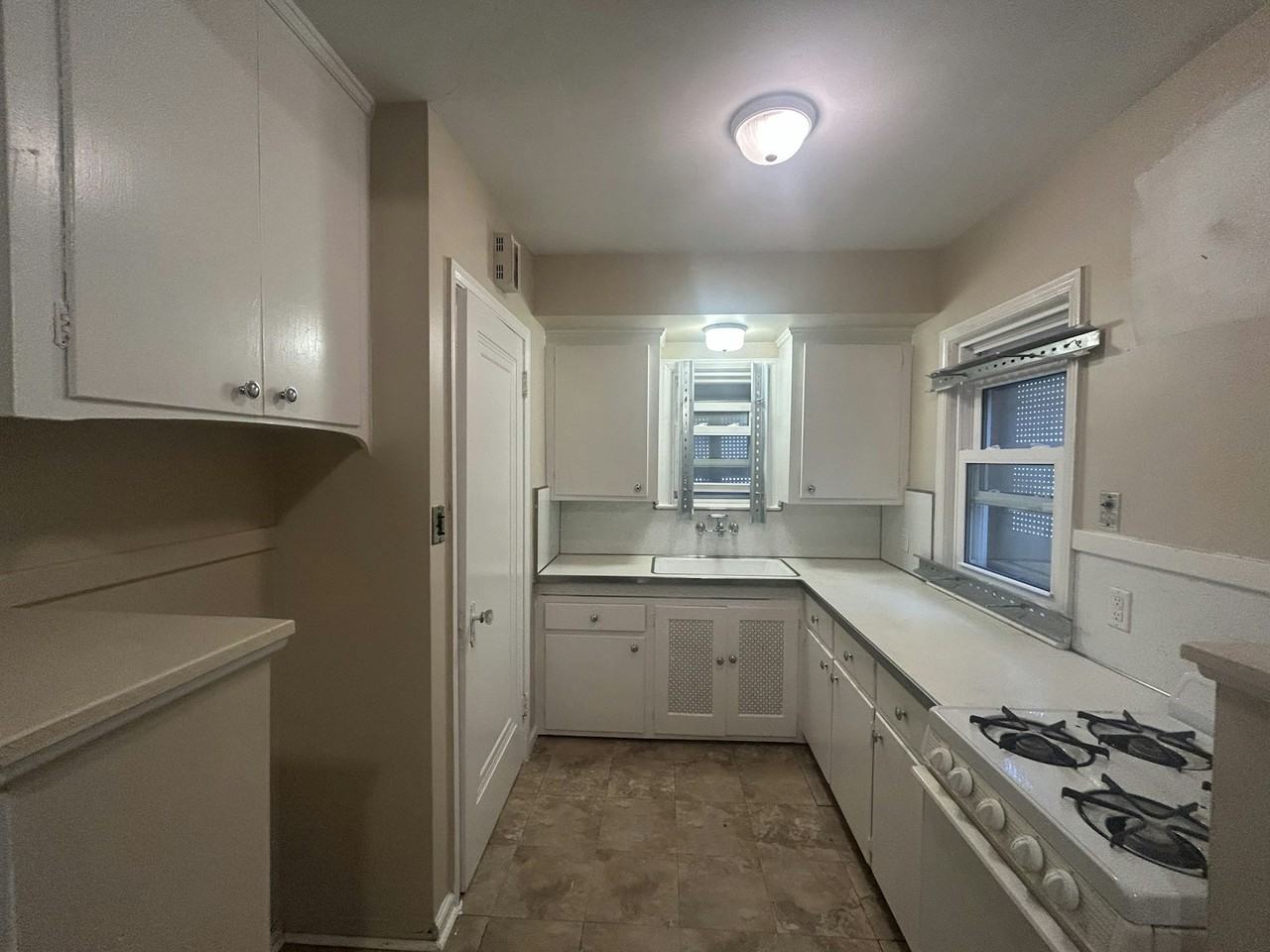 5290 University Place - Photo 2 of 27