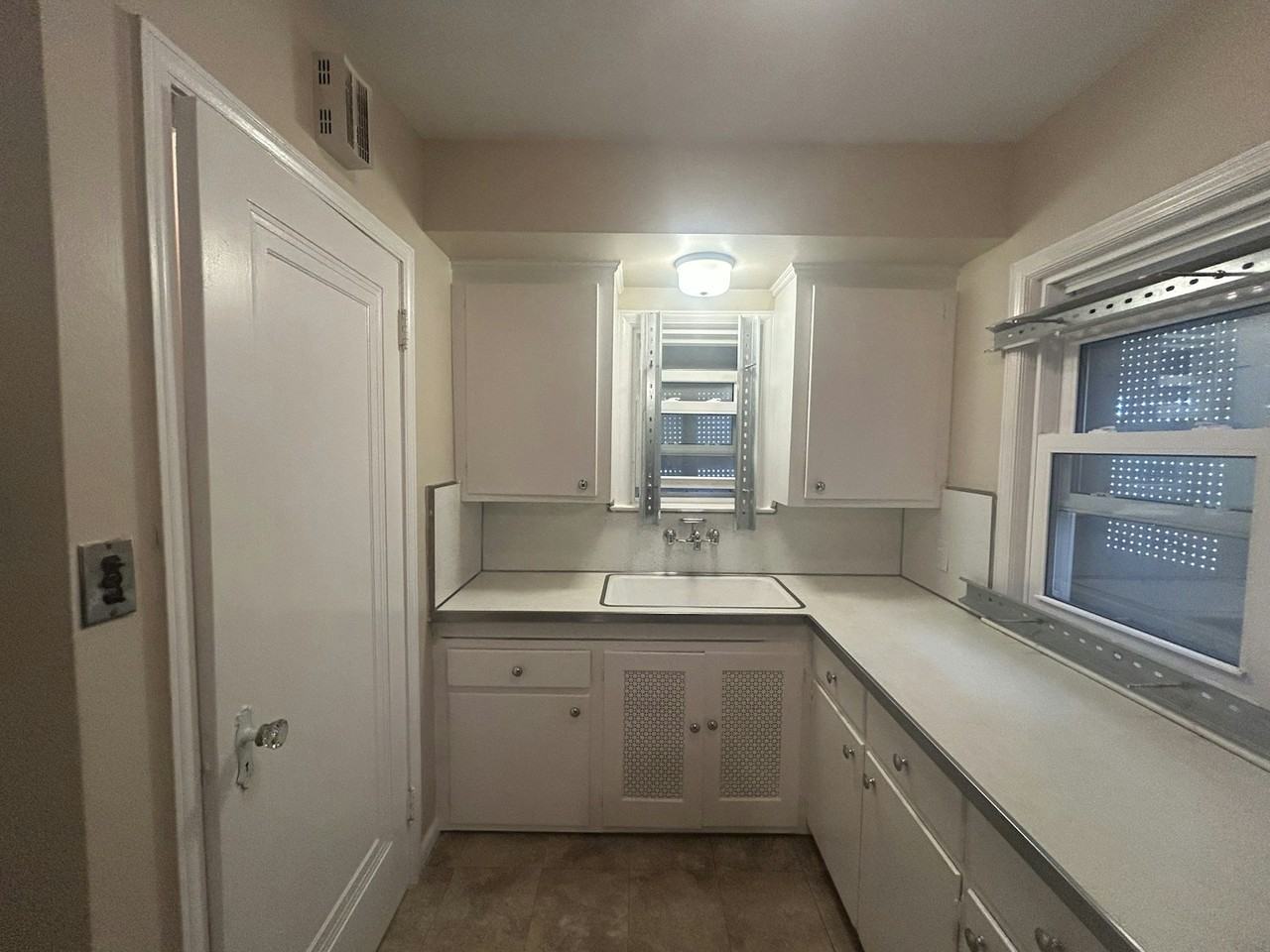 5290 University Place - Photo 3 of 27
