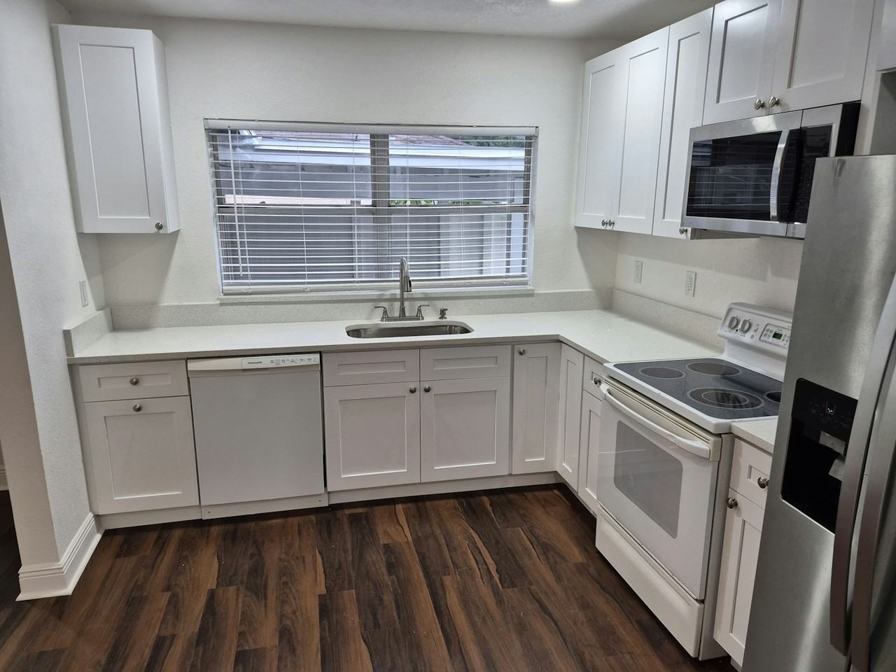 1402 East Bougainvillea Avenue - Photo 2 of 25