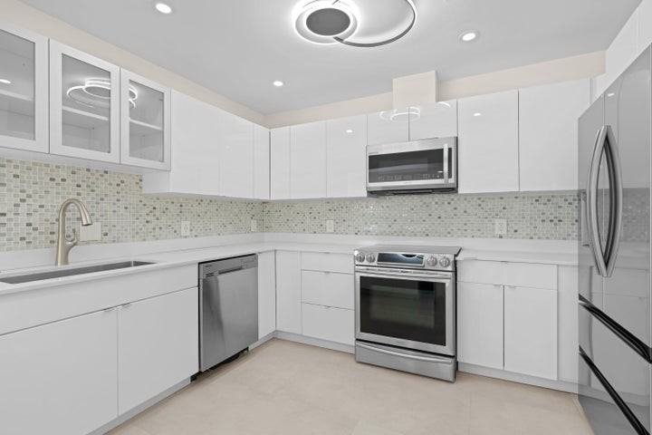 391 Southeast 7th Avenue - Photo 6 of 8